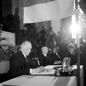 Unterzeichnung des Grundgesetzes durch Konrad Adenauer