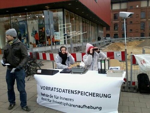 IDP2013 Hamburg Aktionstisch Amt-fuer-Privatsphaerenaufhebung seitlich.jpg