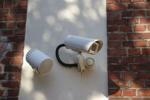 Kamera und Lautsprecher in überwachtem Bereich
